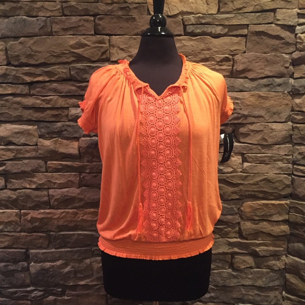 🔥Cute orange top w crocheted embellishment